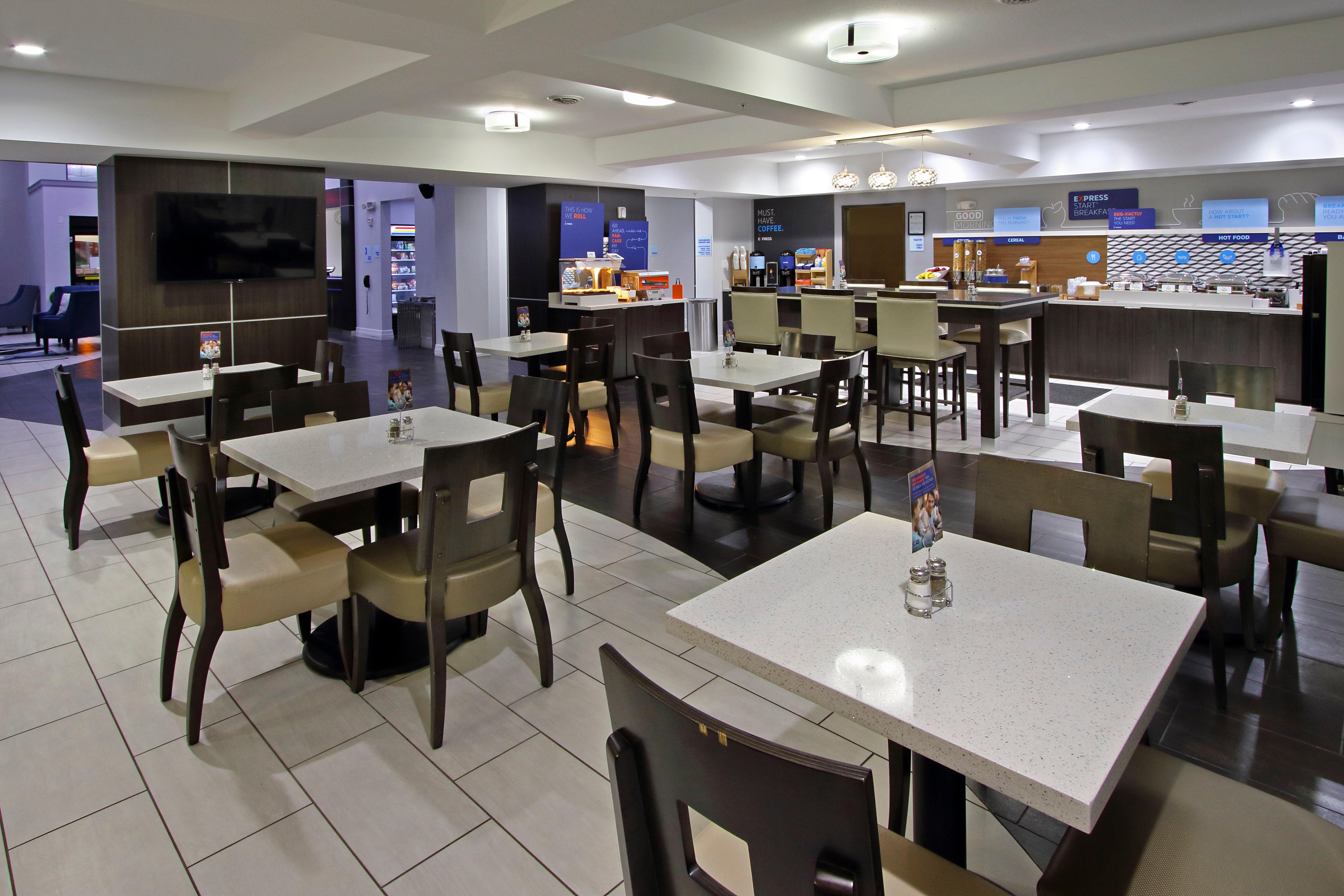 Holiday Inn Express And Suites Houston North - Iah Area By Ihg Exterior photo